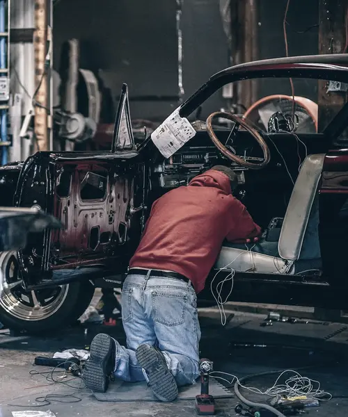 Auto clásico en restauración dentro del taller (foto ilustrativa)